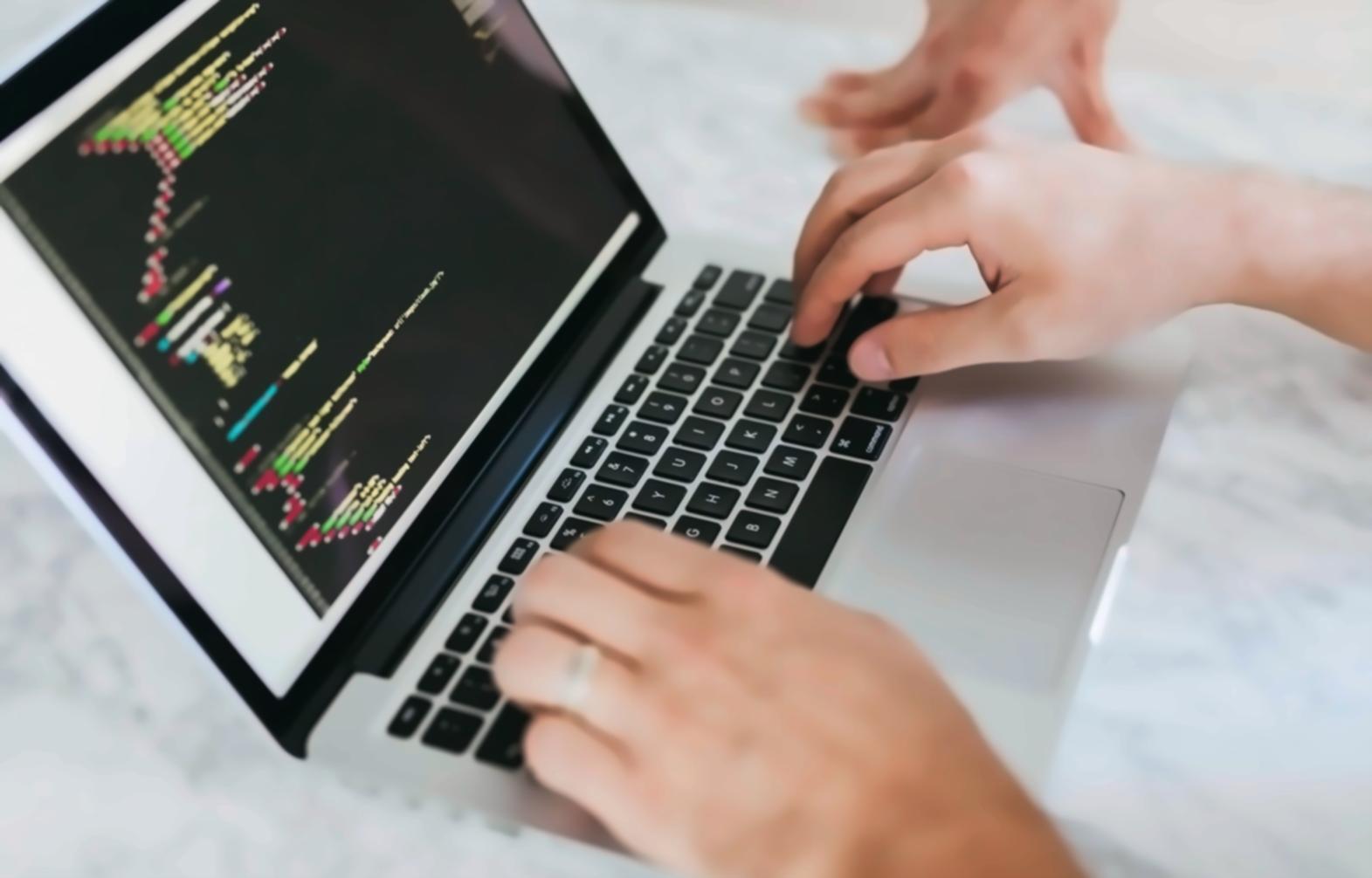 Environnement de travail en bio-informatique avec écrans montrant des visualisations de données génomiques